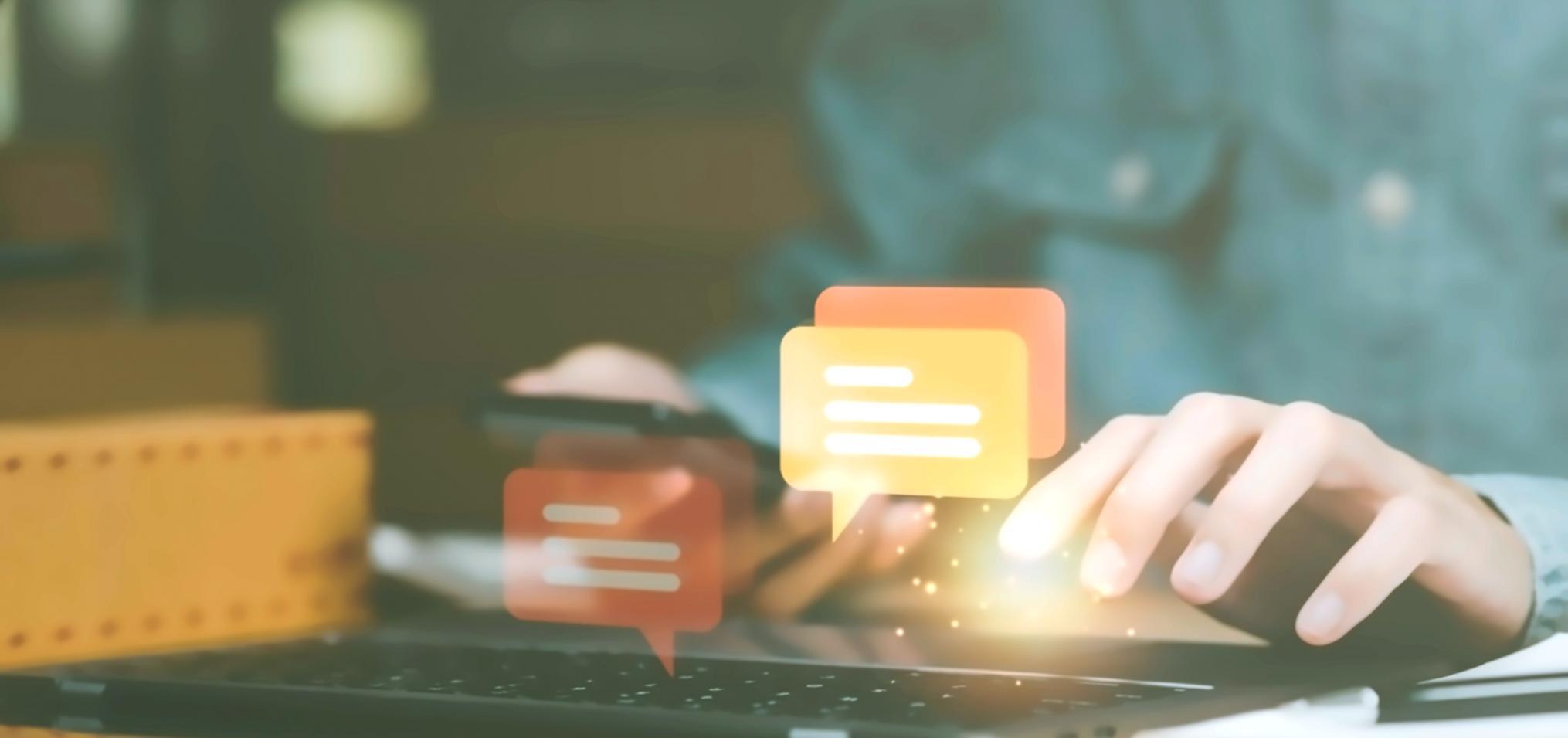 Arbeitsplatz mit Laptop und Notizen zum Thema Traffic-Optimierung